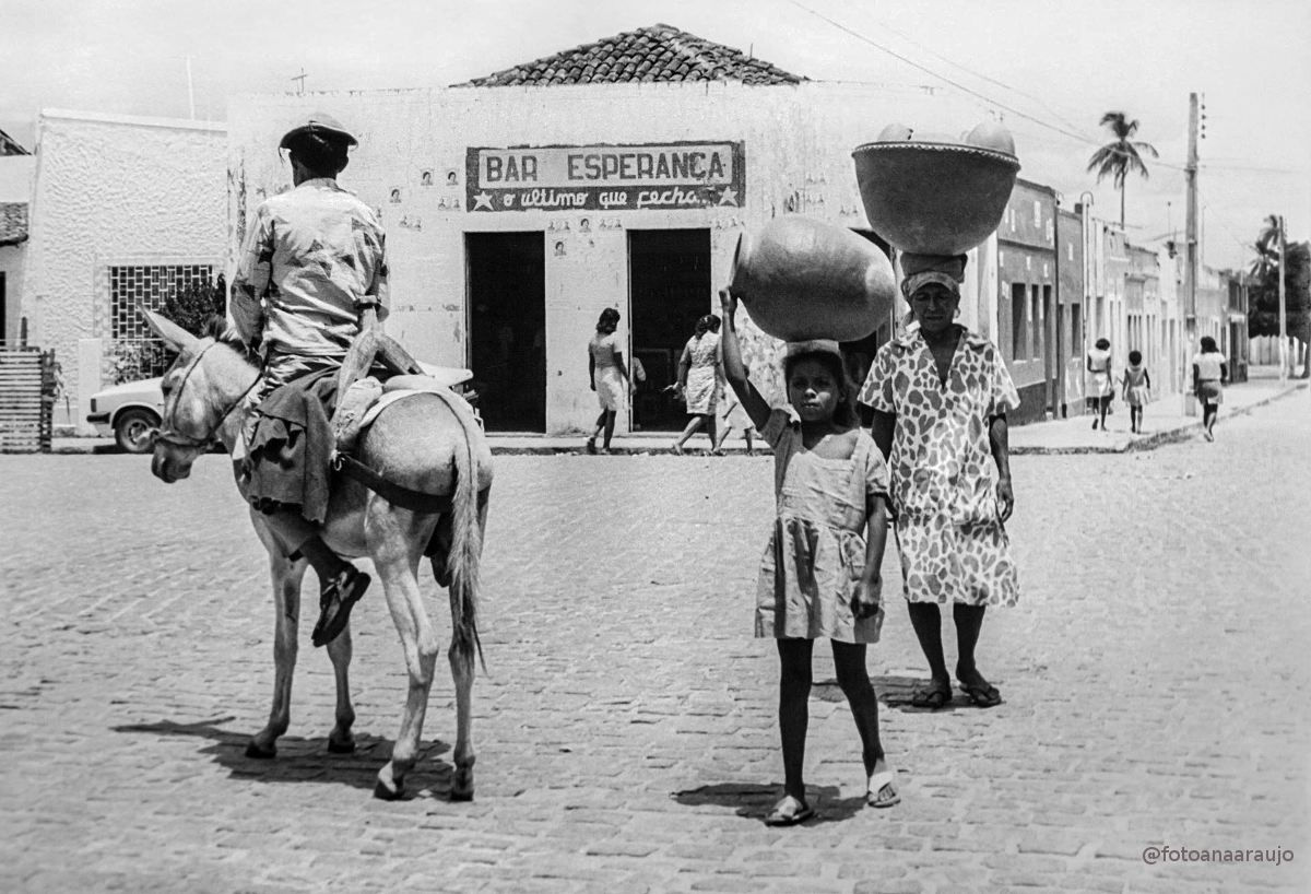 Tonia Loiceira e a neta Adriana na feira de Tacaratu PE 1988
